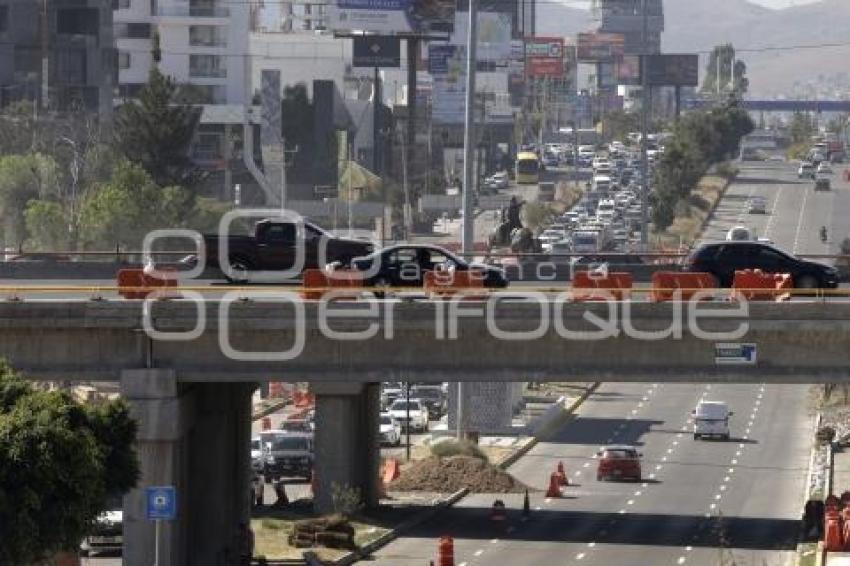VÍA ATLIXCÁYOTL . TRÁFICO INTENSO