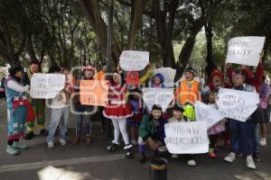 MANIFESTACIÓN . PAYASOS