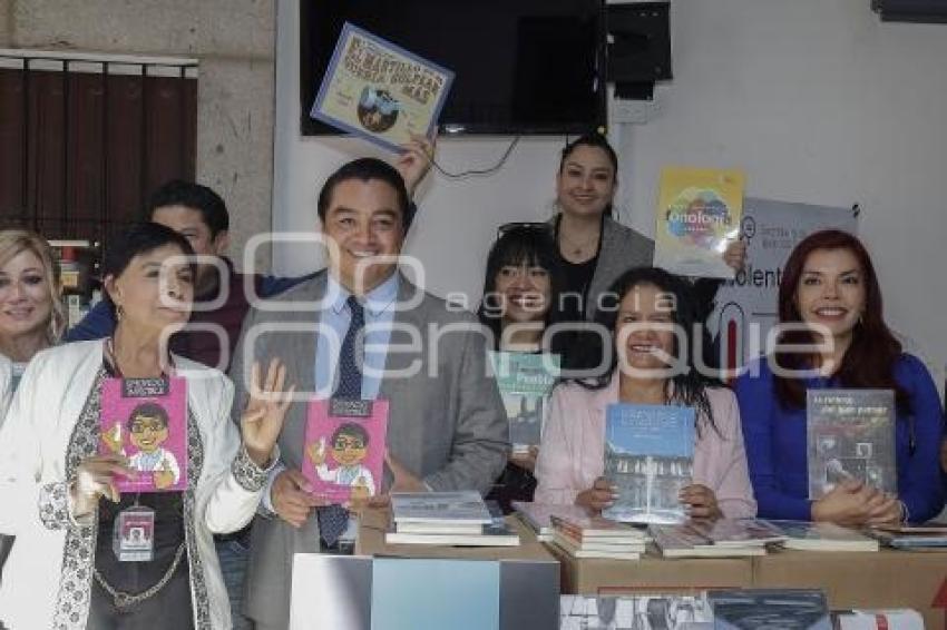BUAP . ENTREGA DE LIBROS