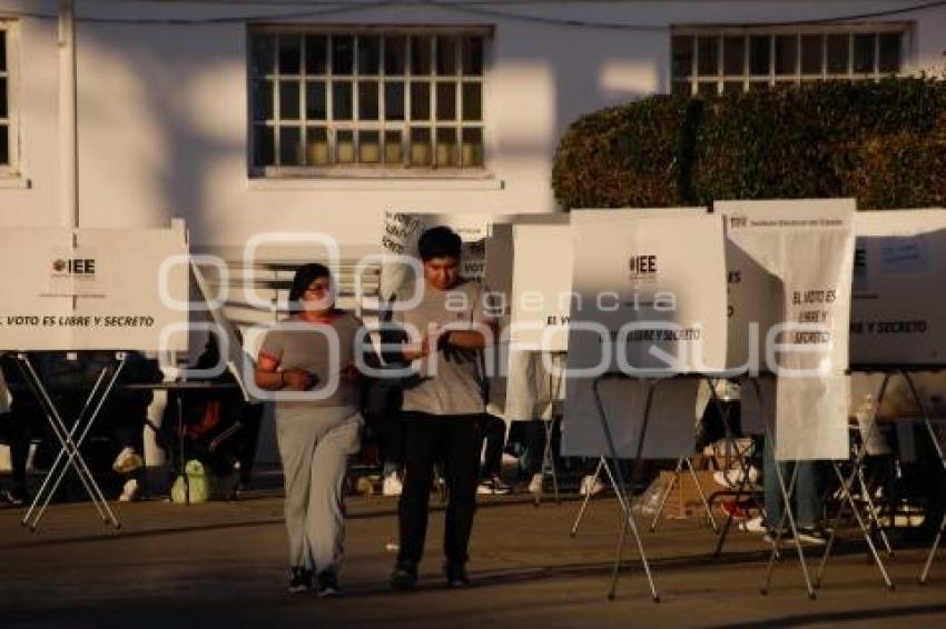 ELECCIONES . CIERRE DE CASILLAS