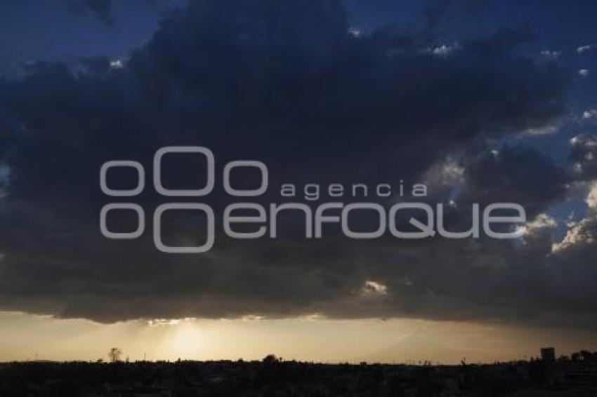 MEDIO AMBIENTE . NUBES