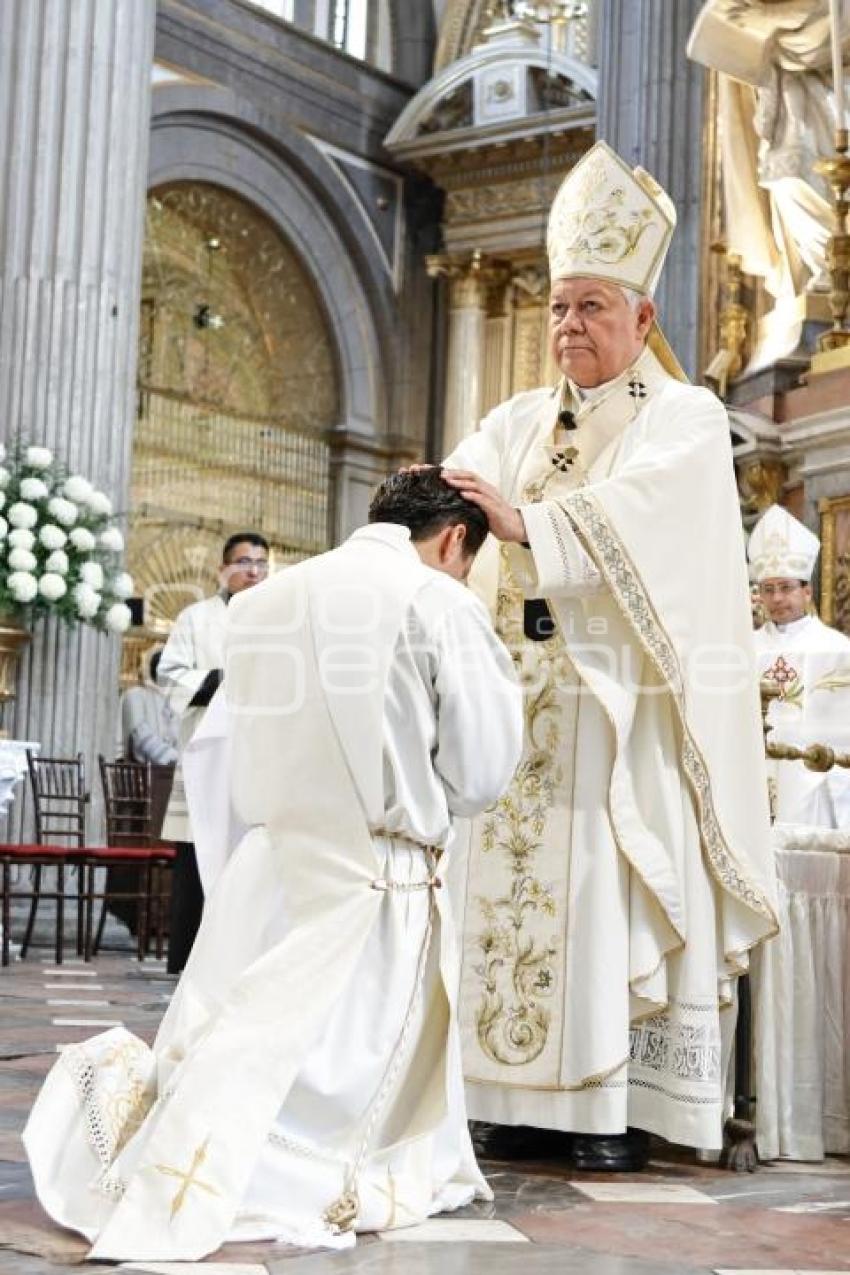 RELIGIÓN . ORDENACIÓN SACERDOTAL