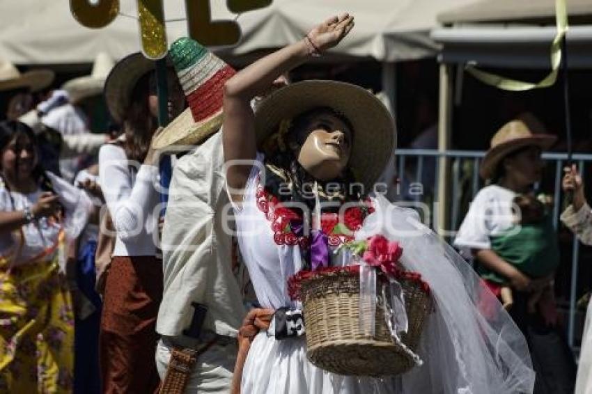 DESFILE DE HUEHUES