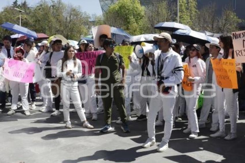 MANIFESTACIÓN . FACULTAD DE MEDICINA