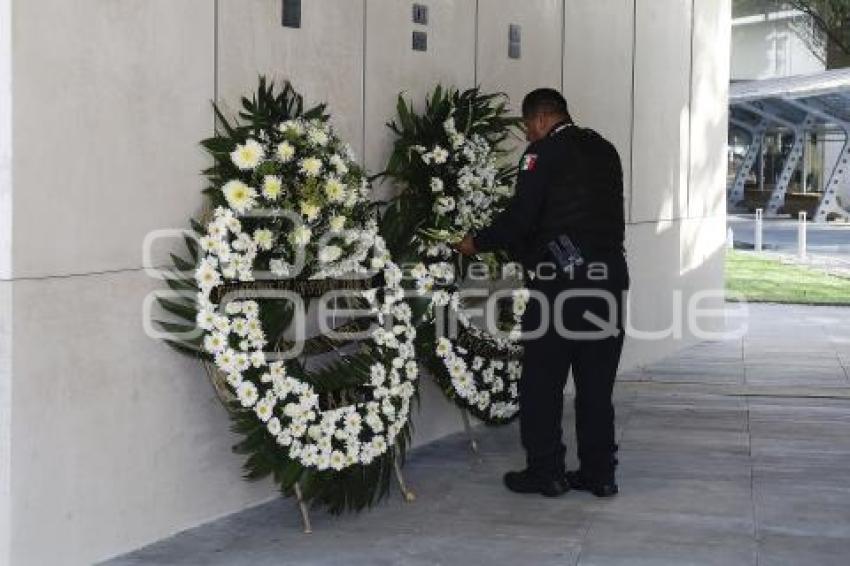 HOMENAJE . POLICÍAS