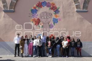 MURAL . PUÑO ARRIBA