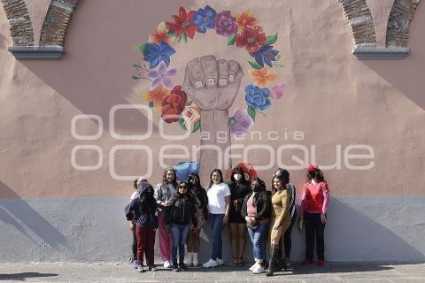 MURAL . PUÑO ARRIBA