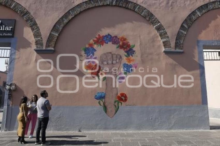 MURAL . PUÑO ARRIBA