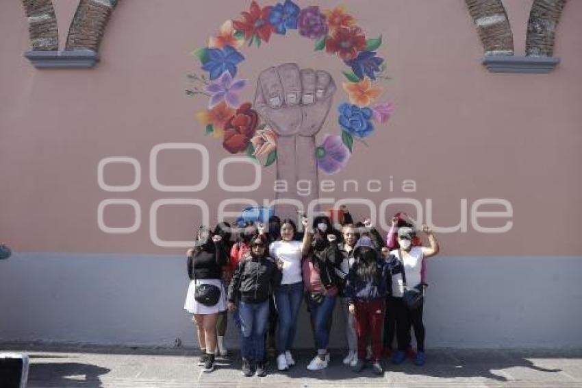 MURAL . PUÑO ARRIBA