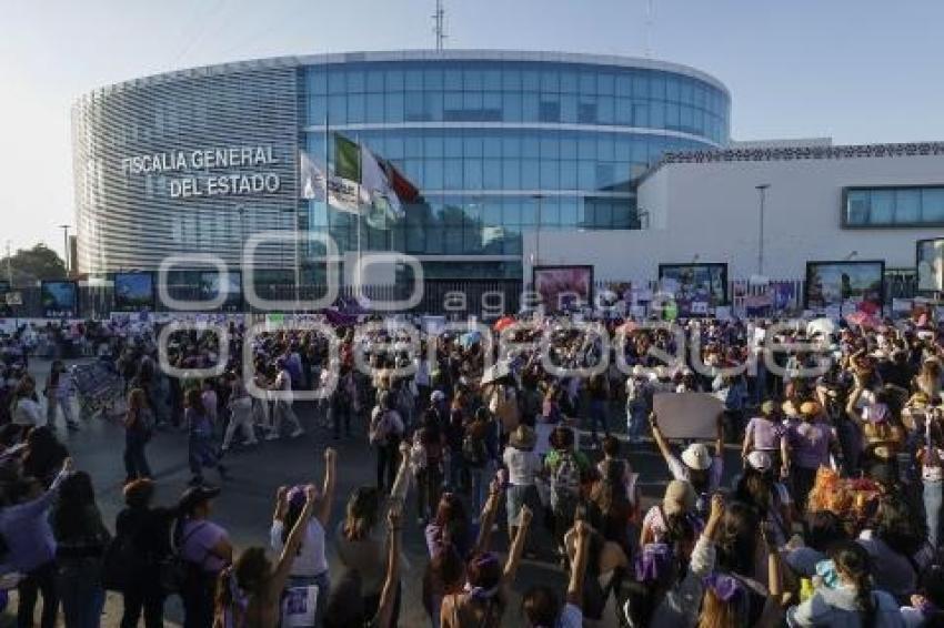 8M . MEGA MARCHA