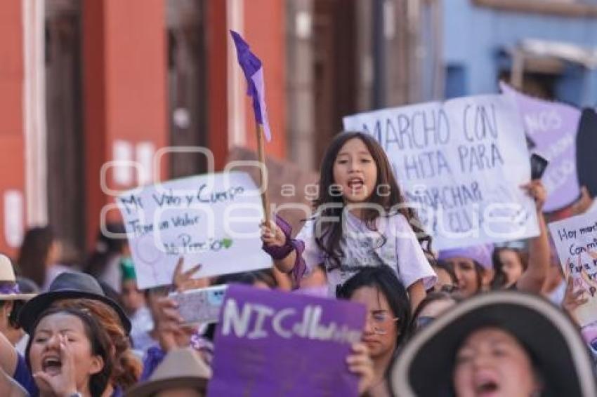 8M . MEGA MARCHA