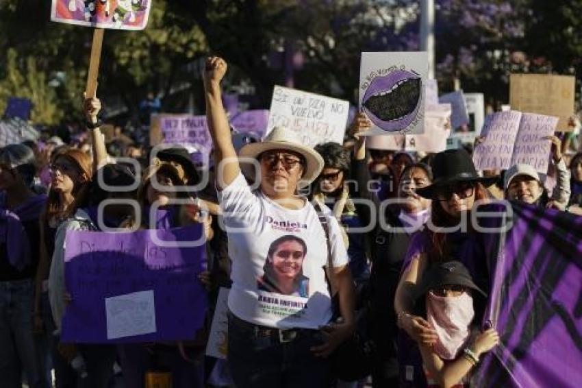 8M . MEGA MARCHA