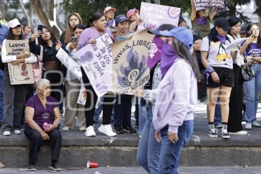 8M . MEGA MARCHA