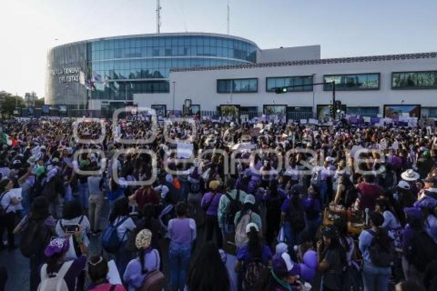 8M . MEGA MARCHA