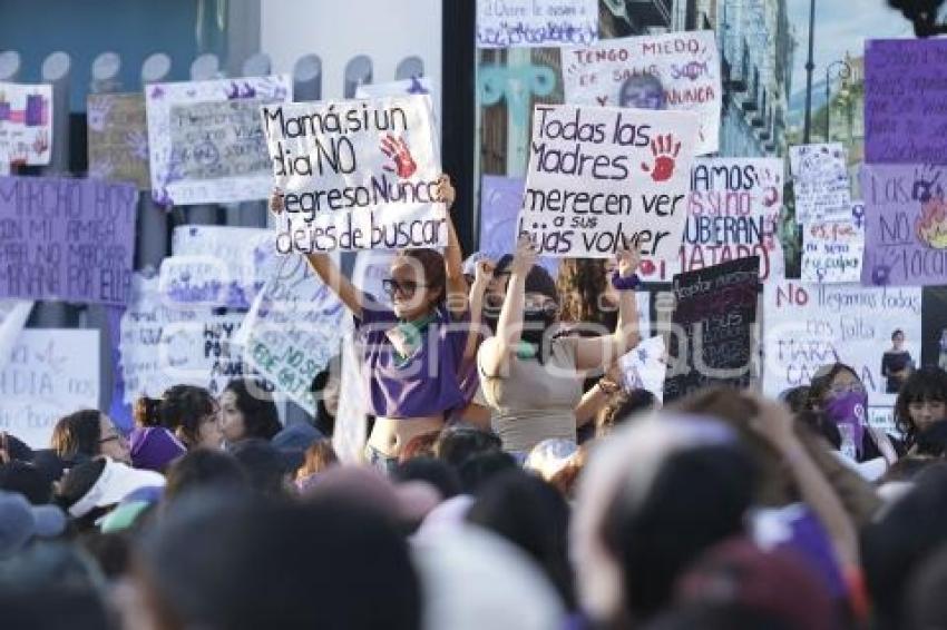 8M . MEGA MARCHA