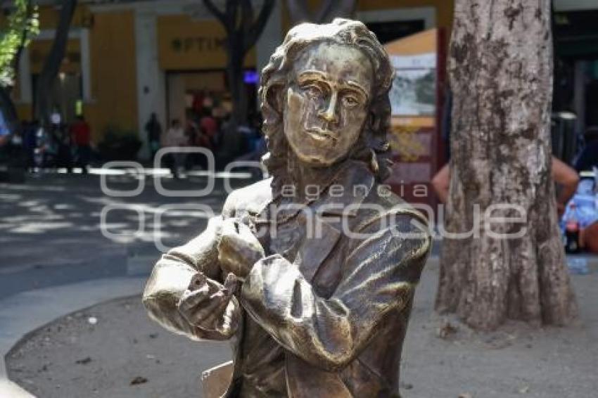 ESTATUAS CORREDOR 5 DE MAYO
