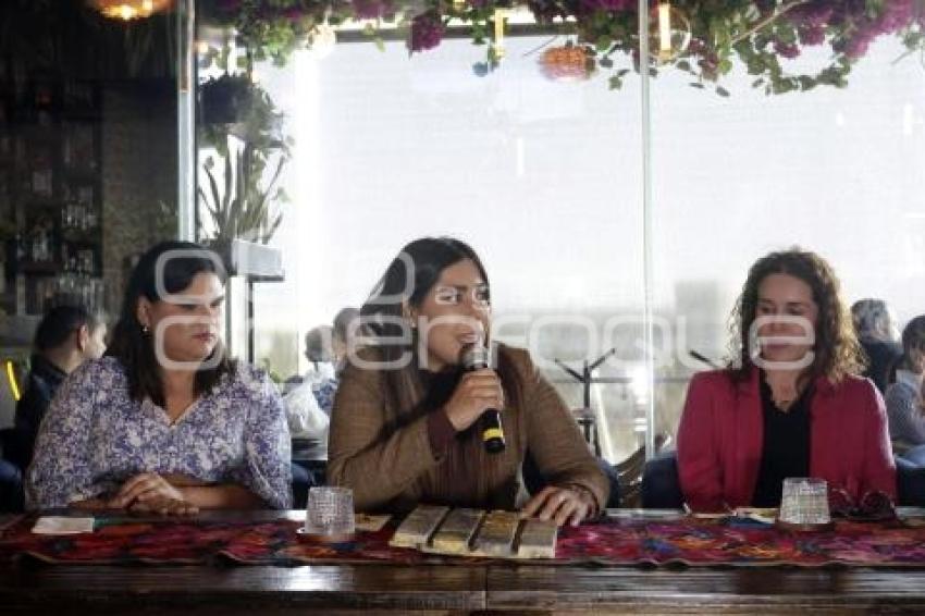 MUJERES CREANDO UN FUTURO