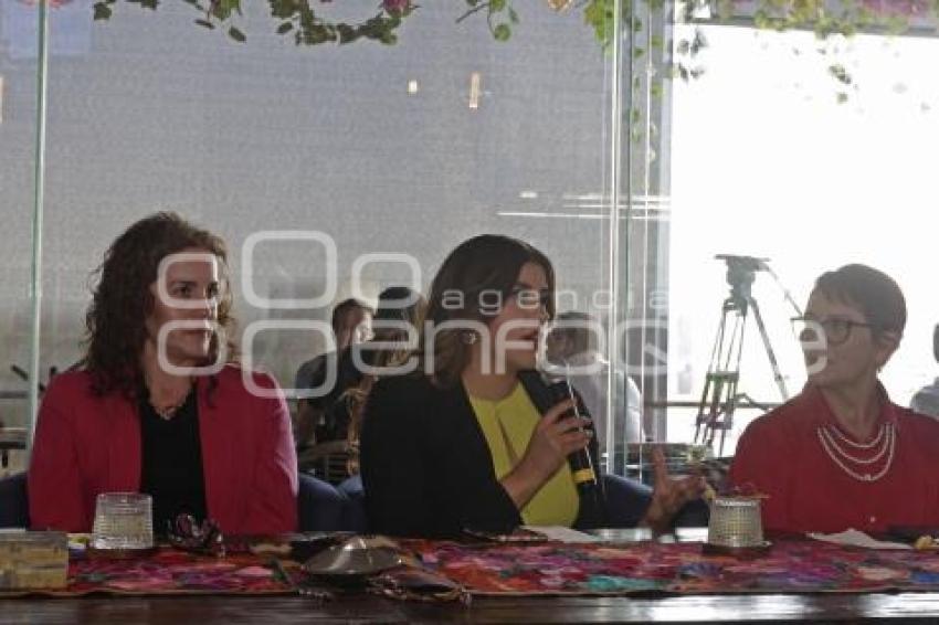 MUJERES CREANDO UN FUTURO