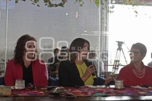 MUJERES CREANDO UN FUTURO