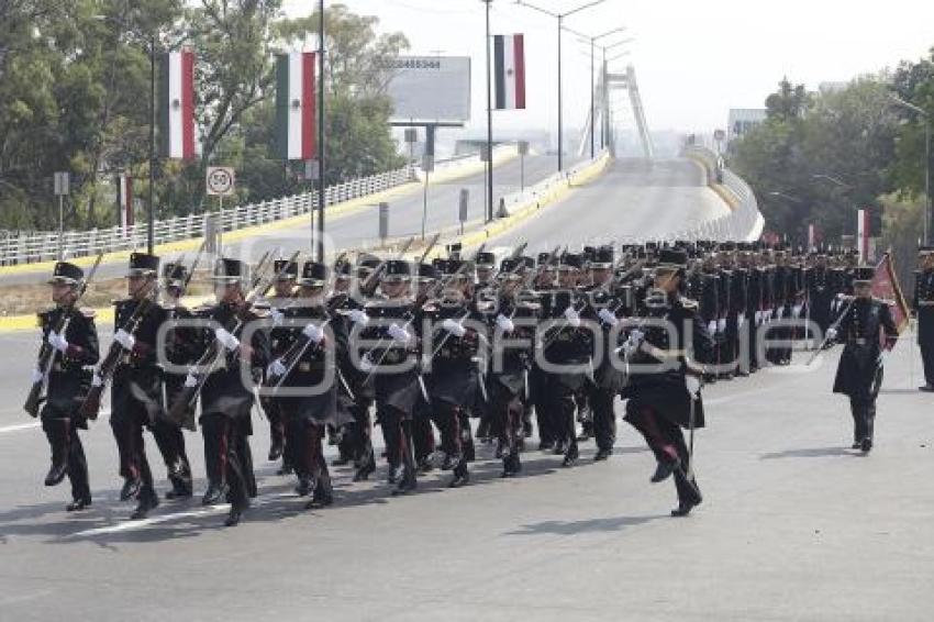 DESFILE 5 DE MAYO . ENSAYO
