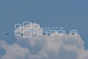 DESFILE 5 DE MAYO . AVIONES
