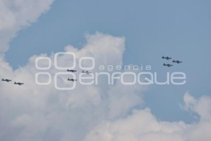 DESFILE 5 DE MAYO . AVIONES