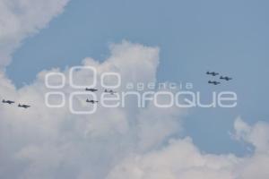 DESFILE 5 DE MAYO . AVIONES