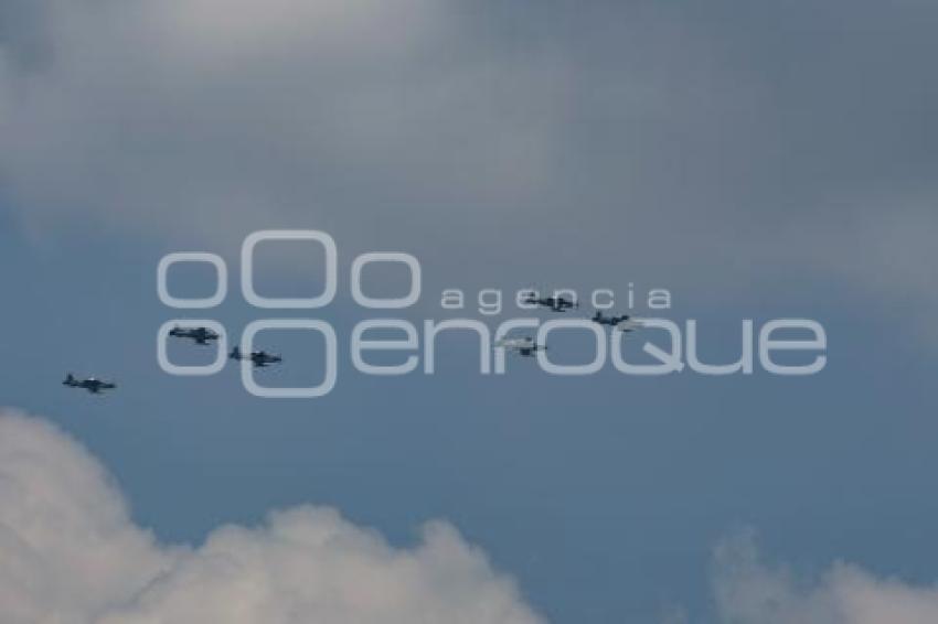 DESFILE 5 DE MAYO . AVIONES