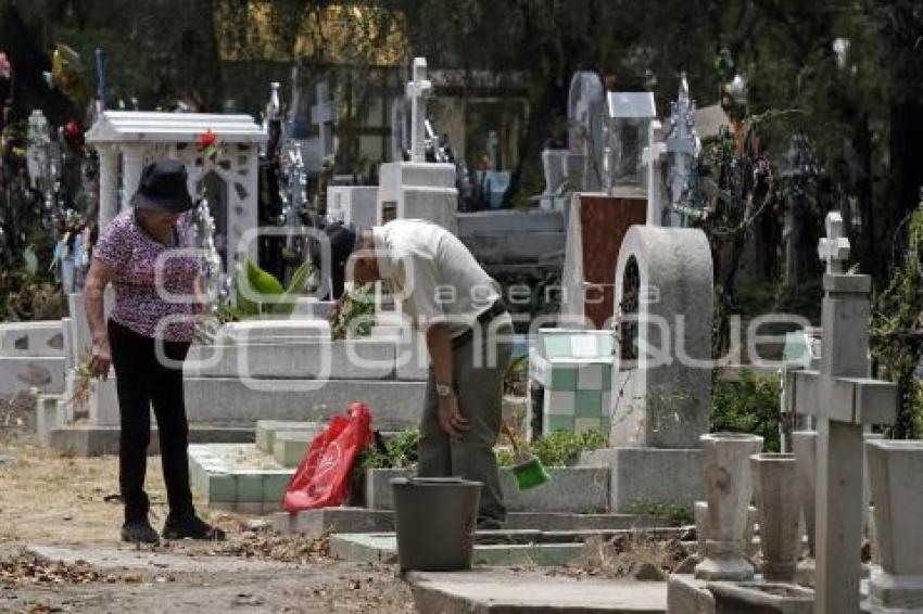 PANTEÓN MUNICIPAL . DÍA DE LA MADRE