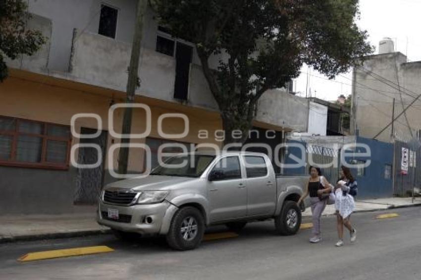 CICLOPISTA . VEHÍCULOS ESTACIONADOS