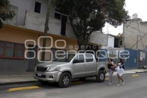 CICLOPISTA . VEHÍCULOS ESTACIONADOS