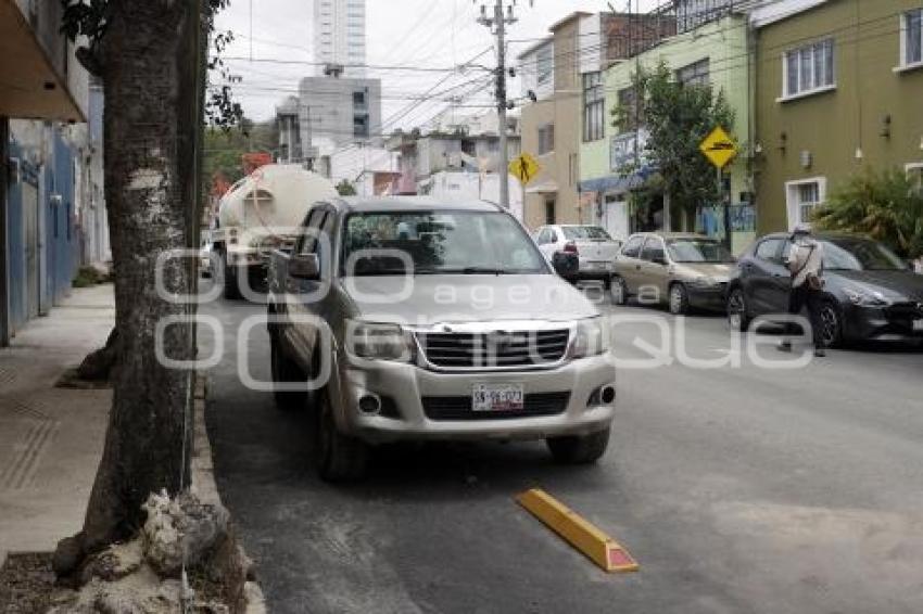 CICLOPISTA . VEHÍCULOS ESTACIONADOS