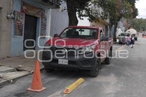 CICLOPISTA . VEHÍCULOS ESTACIONADOS