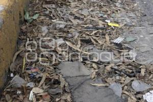 ALCANTARILLA . BASURA