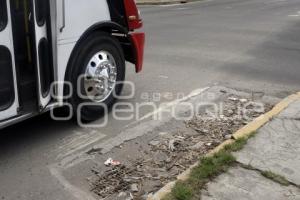 ALCANTARILLA . BASURA