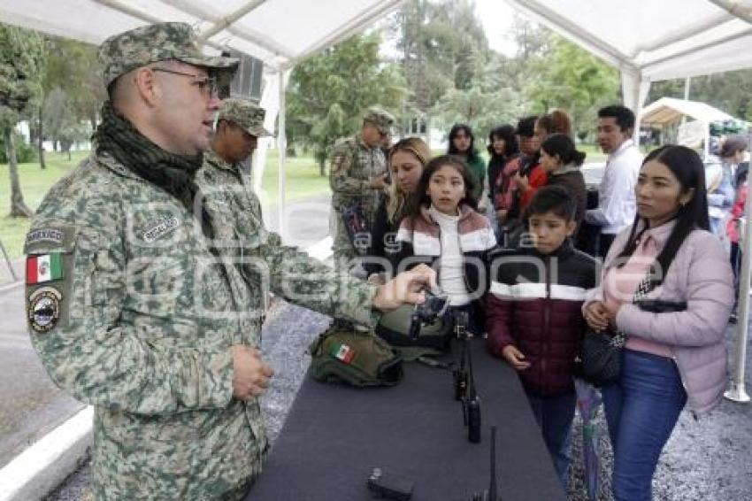 EJÉRCITO . PASEO DOMINICAL
