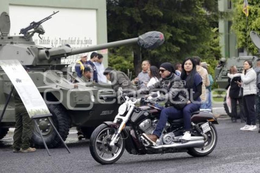 EJÉRCITO . PASEO DOMINICAL