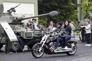 EJÉRCITO . PASEO DOMINICAL