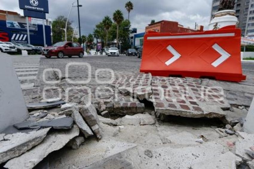 AVENIDA JUÁREZ . PAVIMENTO LEVANTADO
