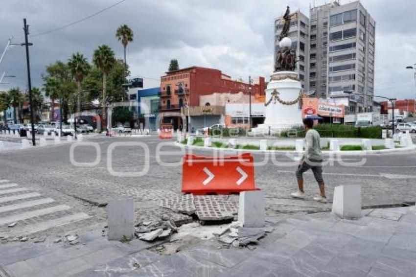 AVENIDA JUÁREZ . PAVIMENTO LEVANTADO