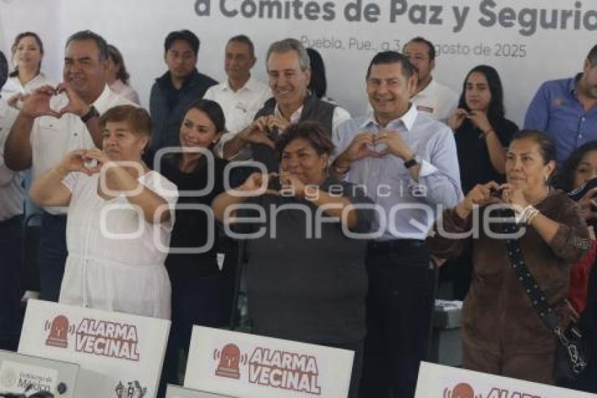 GOBIERNO ESTATAL . ENTREGA ALARMAS VECINALES