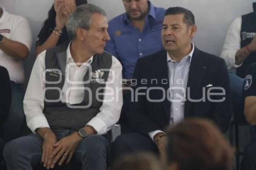 GOBIERNO ESTATAL . ENTREGA ALARMAS VECINALES