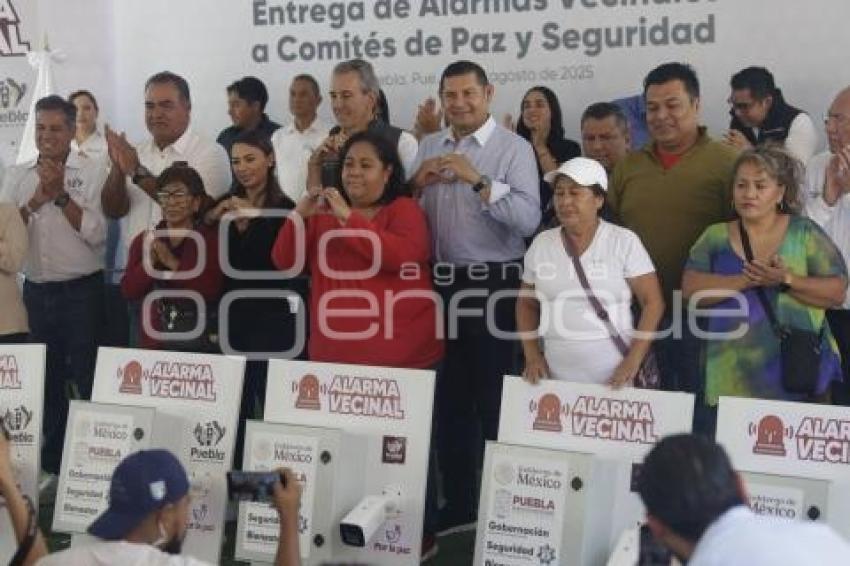 GOBIERNO ESTATAL . ENTREGA ALARMAS VECINALES