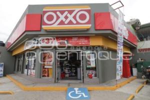 OXXO . GATITA MININA