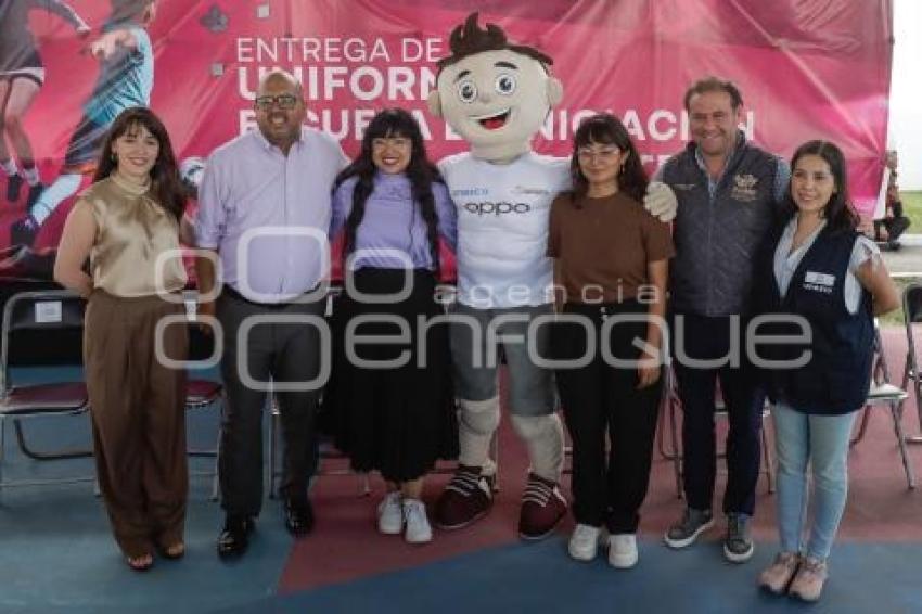 AYUNTAMIENTO . ENTREGA DE UNIFORMES
