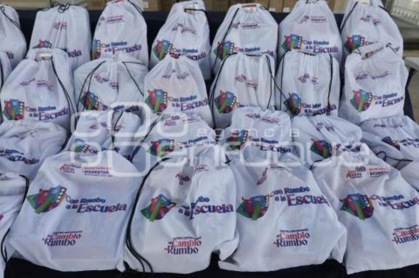 SAN ANDRÉS CHOLULA . ENTREGA KITS ESCOLARES
