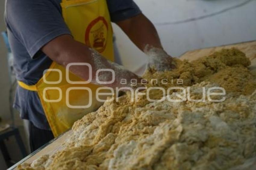 TLAXCALA . ELABORACIÓN DE HOJALDRA