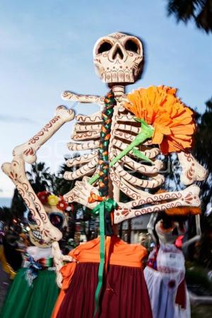 DESFILE ENTRE VIVOS Y MUERTOS
