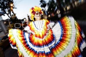 DESFILE ENTRE VIVOS Y MUERTOS