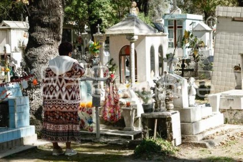 PANTEÓN . DÍA DE MUERTOS